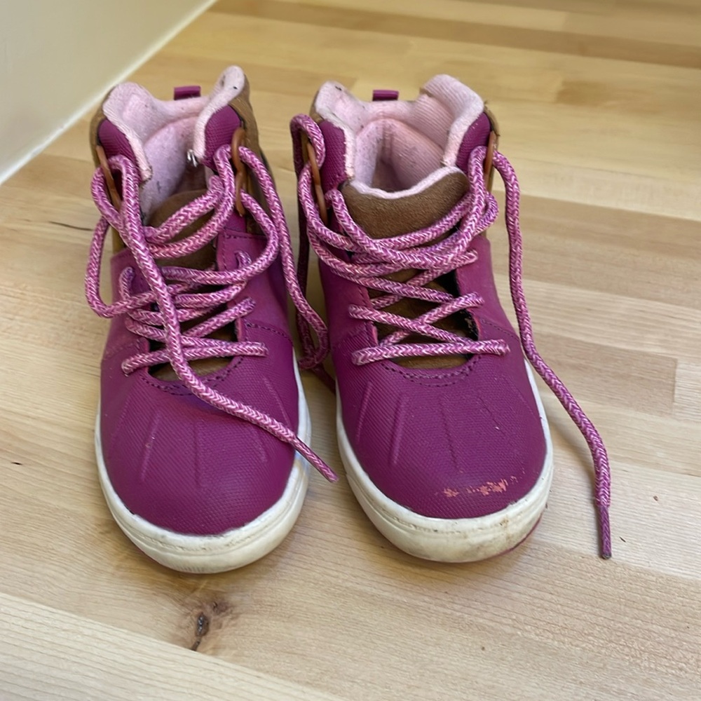 Oshkosh boot sneakers for toddler girl